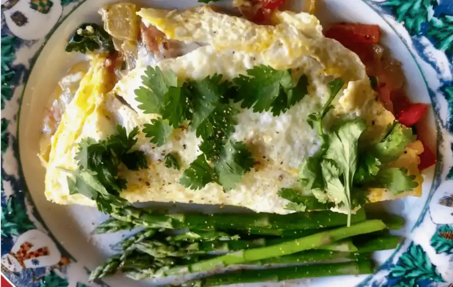 Rührei aus Eiweiß mit Pilzen, Spargel und Koriander – ein nahrhaftes, kalorienarmes, eiweißreiches vegetarisches Frühstück.
